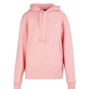 En Acne hoodie i rosa inköpt förra vintern för 2400 kr 🌸 den är i bra skick och är sparsamt använd 🤍 kan tänka mig sänka priset, priset är inkl frakt 📦 kolla gärna in min profil gör custom skor och säljer en del vintage 🤍