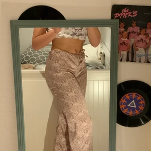 Byxor  - H&M byxor med fina mönster och jätteskön material (silke). Kan användas som mjukis eller vanliga 💕 hör av er vid frågor :)