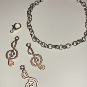 Armband med berlocker  - Ett kit med armband och tre berlocker med g-klavar. Säljer även andra berlocker (se mina annonser). 