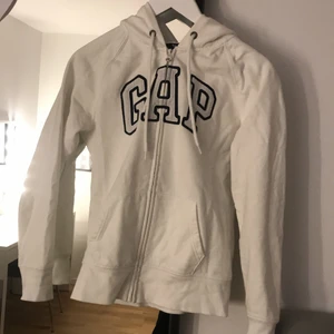 Gap hoodie storlek s - Snygg gap hoodie i vitt, helt felfri förutom dragkedjan där färgen släppt lite