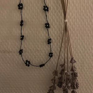 Halsband🖤🤍 - Säljer handgjorda halsband🖤 Går att få i andra färger också! 