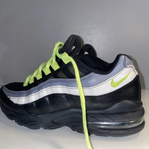 Nike Air Max 95 GS  - Säljer ett par skor som jag köpte för ett par månader sen för 2500. De är använda cirka en månad men är fortfarande i bra skick. Säljer de för 600kr. Storlek 39/40. Pris kan diskuteras vid snabb affär!