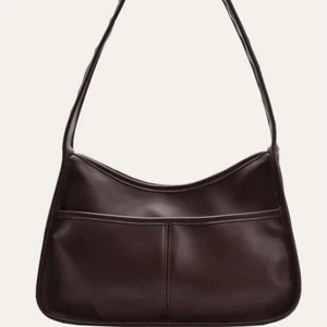 Brun väska - Säljer denna bruna lite större axelremsväskan/handväskan. Från shein och kostade 169 kr men säljer för endast 50. I helt nyskick! Köparen står för frakt, betalning sker via Swish!