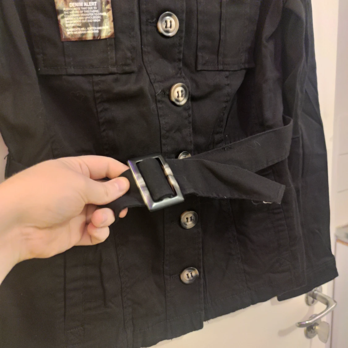 Helt ny denimjacka med bälte och knappar - 91