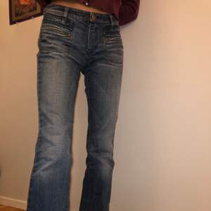 Så coola å snygga jeans med superfina detaljer. Väldigt bra skick, perfekta bootcut jeansen!💖