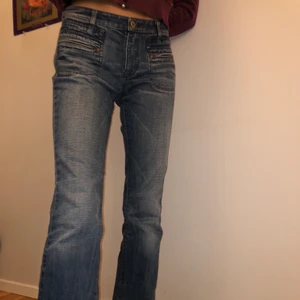 Low waist bootcut jeans  - Så coola å snygga jeans med superfina detaljer. Väldigt bra skick, perfekta bootcut jeansen!💖
