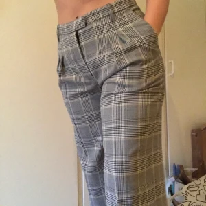 Trendiga byxor, stl. 40 - Trendiga högmidjade Grey Prince Check byxor från Baum Und Pferdgarten.  Nypris 2299kr. Gott skick, nästintill aldrig använda. 