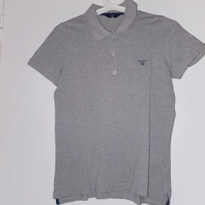Gant storlek S - Gant pike i storlek S  i nytt skick. Använd ett fåtal gånger. Passar en XS och en S