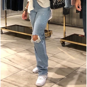 Jeans med hål  - Säljer mina skitsnygga, slutsålda och populära jeans från gina då de inte kommer till användning. Passar iprincip till allt och hålen är perfekt storlek⭐️ Nypris 600 kr. Jeansen är lite stora i storleken och därför skitsnygga att låta hänga på höfterna!! (Lånade bilder) Skriv för mer bilder💞 Buda!! 