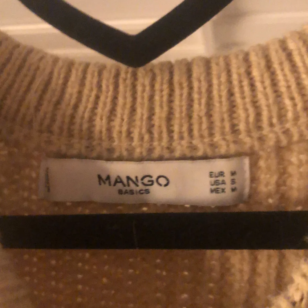 Beige stickad tröja från mango, knappt använd!🤍. Stickat.