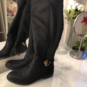 Svarta stövlar strl S  - Använda 2 ggr. Säljes då de inte kommer till användning. Från märket Duffy. 