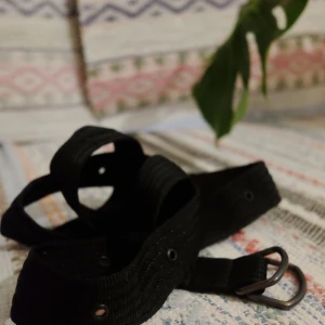 Svart bälte  - Detta bälte är verkligen underbart för det passar till allt och passar på ALLA! Och längden som blir kvar är as snygg att ha hängandes! Man blir riktigt cool😎 Skriv gärna om du har frågor! 