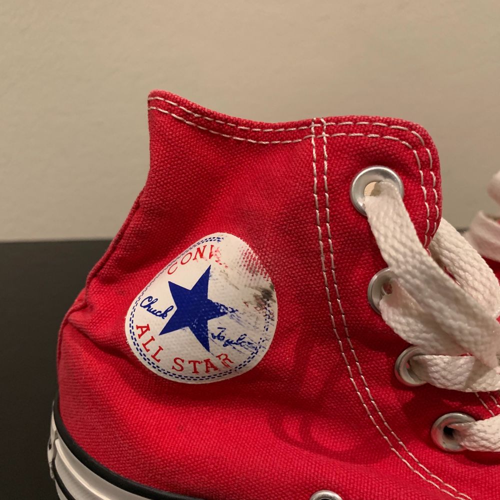 Röda converse skor, väldigt vita men lite slitna från användning. BUDA i kommentarerna, avslutas när jag är nöjd med priser😁 bud just nu: 120kr. Skor.