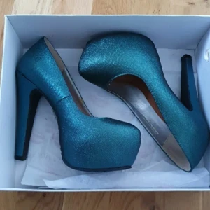 Skor - storlek 36 man får även skolådan med som ni ser bilden. Står inte för frakten och djur finns I hemmet ute på fler sidor