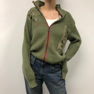 Grön zipper - Cool grön zippertröja! Personen på bilden är 170cm💗