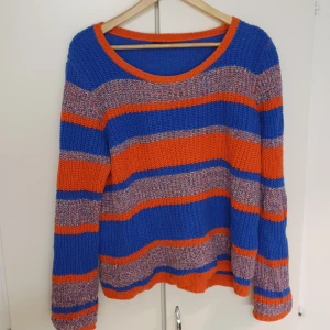 Stickad randig tröja från Åhléns  - Färgglad stickad tröja i strl L.