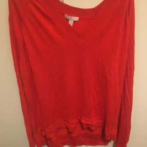 Kläder  - 1. Rör tröja storlek L ny ! 100kr 2. Röd oanvänd bikini i storlek 44 150kr 3. Vinterjacka storlek  M ny! 400kr