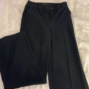 Stockh lm raka kostymbyxor - Säljer mina svarta långa kostymbyxor från stockh lm i storlek 34, jag är 172 och dom sitter perfekt i längden men är lite tighta i låren, dom är använda en gång, modellen är raka och ganska högmidjade och sitter jättefint på rumpan