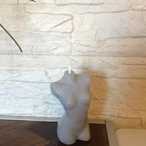 Ljus kvinnokropp, ljusgrå - Ljusgrå ljus i form av kvinnokropp, homemade