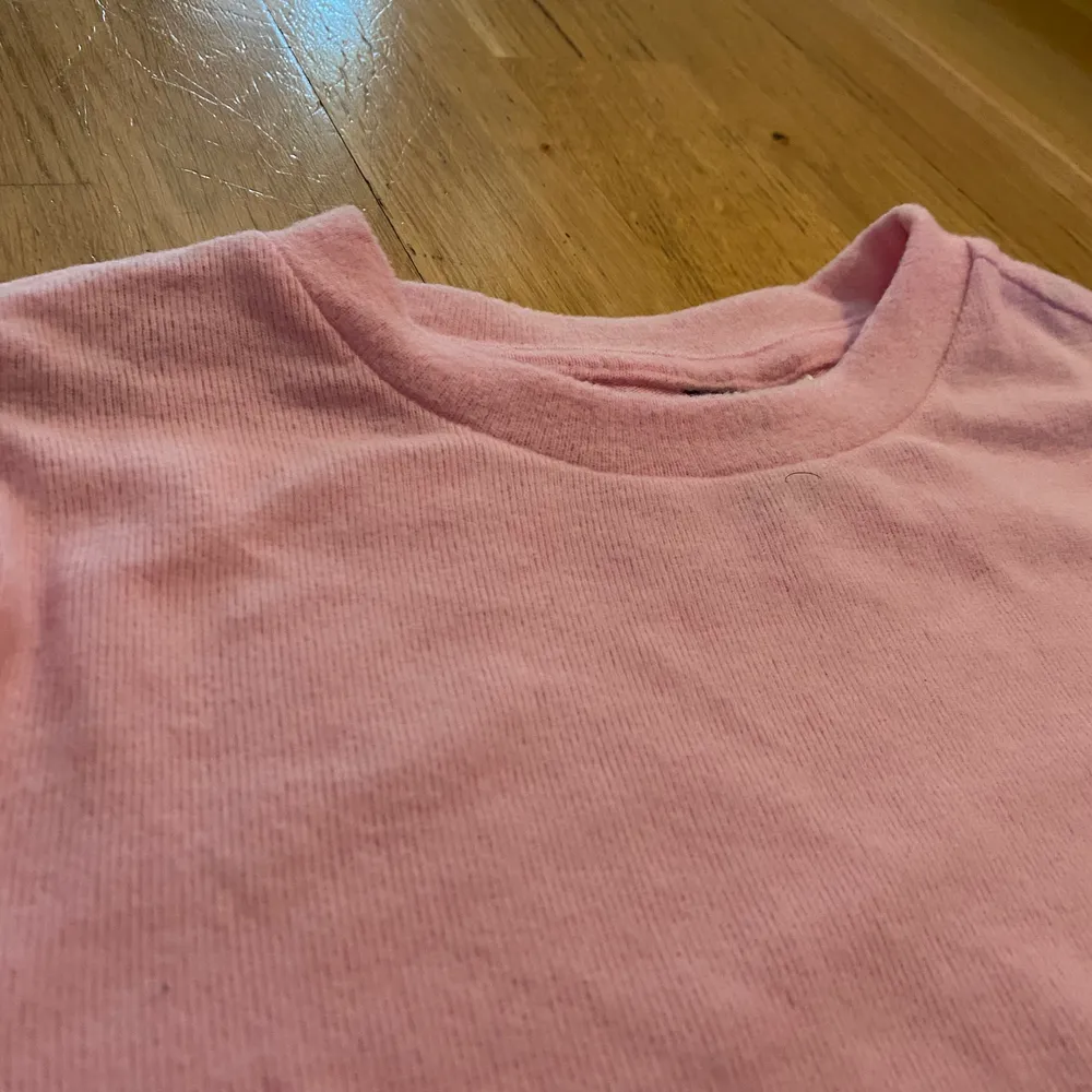 Pastell rosa långärmad tröja. Man kan inte riktigt se på bilderna men den är i ett flisigt material så den är väldigt varm och mysig! Använd 1 gång 🥰. Toppar.