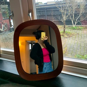 Rosa tubtopp - Somrigaste rosa tubtoppen med smock från HM! Färgen gör så att man ser SÅ brun ut och den är helt enkelt en riktig sommardröm. Har använts en gång så är i toppskick.❤️