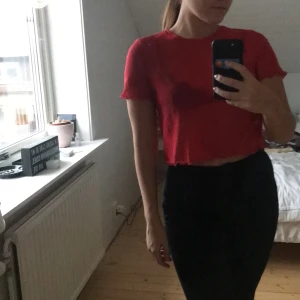 Röd mesh topp - Söt och snygg mesh topp! Varmt röd med vågig sömm 