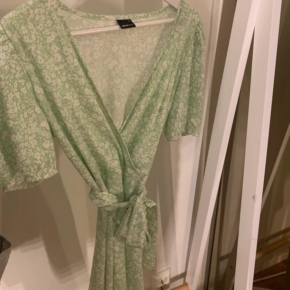 En ljusgrön klänning från Gina tricot. Passar väldigt bra till sommaren. Tvättar innan säljning. Köparen står för frakten. Vid funderingar hör gärna av dig🤍🤍. Klänningar.