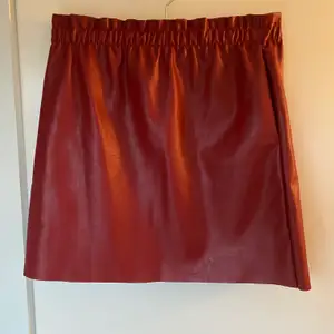 Jättefin röd kjol med resår i midjan. Aldrig använd! Köpt på Raglady by Tara. Nypris 399kr. Kan mötas i Kungsbacka alternativt köparen står för frakt :)
