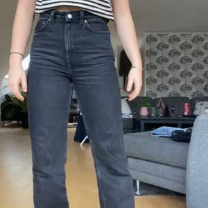 Svarta raka jeans från Weekday i modellen Row, och storleken 28/30. Väldigt bekväma och snygga jeans som passar till allt! 75kr exklusive frakt