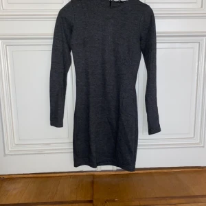 Zara, grå klänning - Grå klänning, storlek XS. Aldrig använd, prislapp kvar.