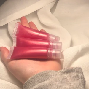 🌸sparkle sweet🌸 - Detta läppglans är mjukgörande och glansig på läpparna✨ den är inte klabbig👑 3/3