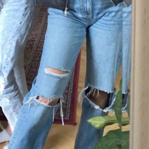 90s high waist jeans - Säljer dessa populära jeansen från ginatricot! Säljes pga dubbla antal🥴 frakt tillkommer💓  sitter sjuktbra! Helt oanvända