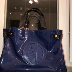 Armani väska  - Blå/svart Armani väska, köpt i Spanien kvitto och prislapp medföljer. Väskan har lite skador men inget som syns jätte mycket 