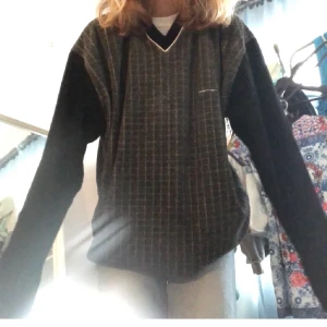 Snygg sweatshirt! - Grå och svart sweatshirt, skönt material. Väldigt lent och mycket fin. Som ny💕 den är oversized! Frakten är 62kr:) högsta bud 190kr+frakt (budgivning avslutas ikväll) 