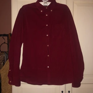 Peak performance skjorta Manchester M - Aldrig använd. Manchester. Peak Performance, storlek M. Vinröd 