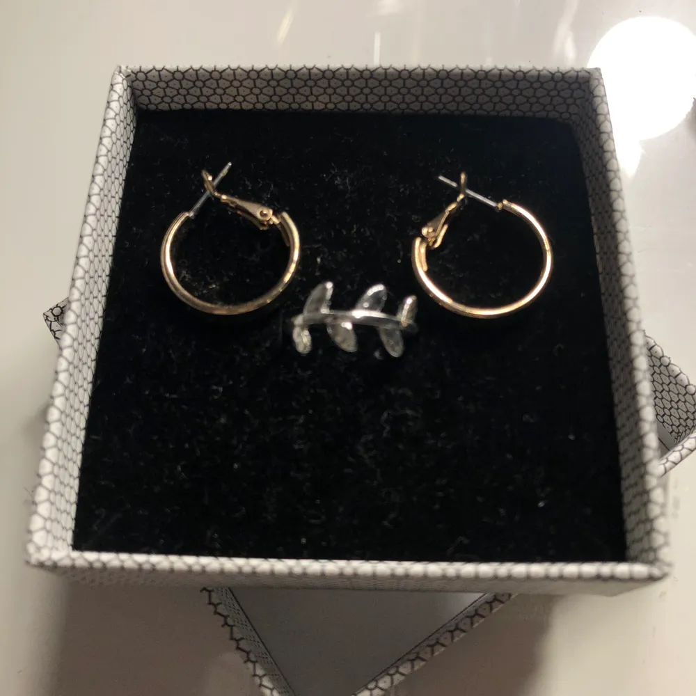Säljer nu dessa fina örhängen (OBS ringen är såld) ☺️Man kan köpa de separat, både silver och de guldiga örhängena säljer jag för 40kr styck, den stora ringen säljer jag för 30kr och den mindre ringen säljer jag för 20kr båda ringarna är i stl XS/S. Kontakta mig vid intresse🥰. Accessoarer.