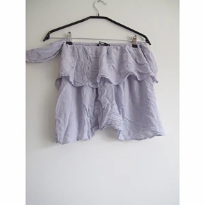  - Snygg off shoulder topp från Bikbok. Använd 1-2 gånger. Fint skick! Frakt 42kr✨