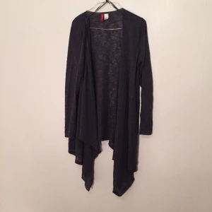  - Fin mörkgrå kofta från divided. Andvänd 1 gång. 