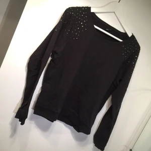 - Enkel tröja med "diamanter" på axlarna, ingen som saknas. Använd men fint skick, swishbetalning, frakt ingår. 