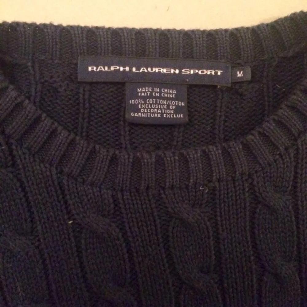 Marinblå kabelstickad tröja i bomull från Ralph Lauren. Knappt använd, mycket fint skick. Nypris på Zalando 1195kr. Jag har en likadan i vitt, ngt mer använd som jag också säljer.. Stickat.