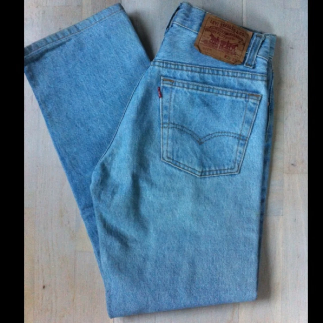 Levi's 501 med hög midja, perfekta att klippa av till shorts om man är sugen på det.