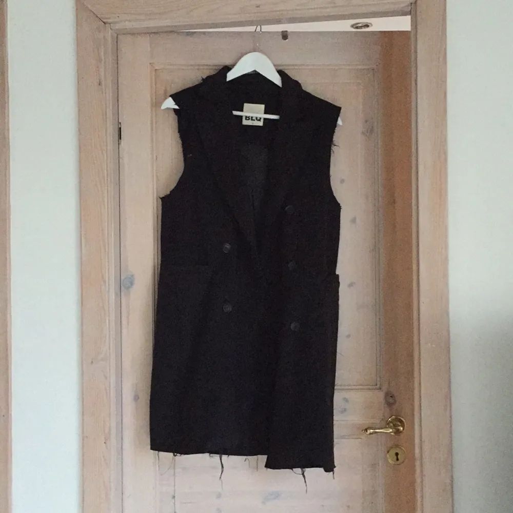 Long, black vest. Bought ripped and torn from Nasty Gal, only worn twice. . Jackor.