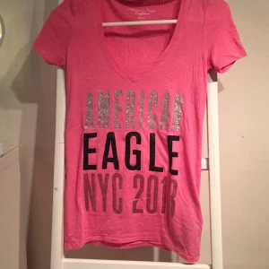  - 🌸Oanvänd 🌸American Eagle 🌸Glitter tryck 🌸Snyggt rosa 