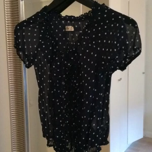  - Blus från Hollister, väldigt söt som man knyter längst ner! Fraktas för 29 kr ✨