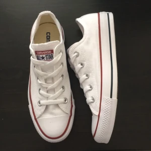  - Endast prövade ÄKTA Converse (USA). Normala i strl. 
(Bad min kompis köpa 37,5:or, fick dem här. )
Ev. Fakta betalas av köparen.