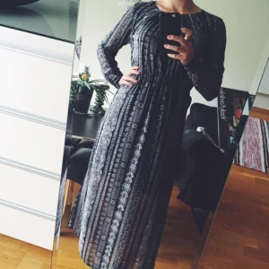  - Svart/grå långklänning (tunt tyg men ej genomskinlig) från Monki. Storlek 36 passar en mindre 38. Aldrig använd. 

❣Alla mina priser är INKLUSIVE PORTO. Annars finns kläderna att hämta i Kungsbacka, eventuellt Halmstad.❣
