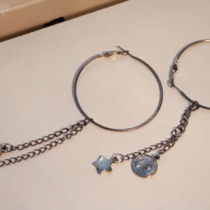 Örhängen  - Helt ny örhänge som jag aldrig använt Kan mötas upp vid T-centralen  Kan skicka via post, 10kr på frakt