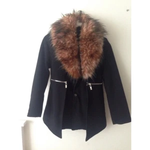  - Köpt den här för 500kr för ett år sedan ungefär, använd typ 2 gånger. Alltså mycket gott skick. Jag säljer den pga inte riktigt min stil, hänger bara i garderoben. Funkar som vår jacka eller tidig höst! 😊