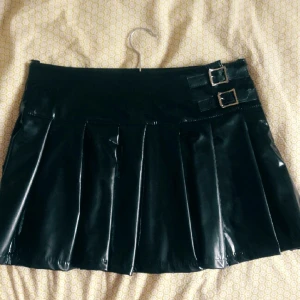  - Svart kort pvc-kjol,  använd enstaka gånger. Stl S.

Hämtas i centrala Stockholm eller skickas mot frakt i hela Sverige.