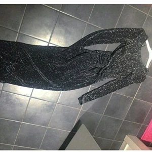  - Otroligt vacker och elegant långklänning från Gina. Den e stretch så passar 34/36/38 utan problem, sitter bra o formar sig efter kroppen. Har slitts baktill upp till knäväcket. Perfekt till nyår, balen eller finare festligheter!